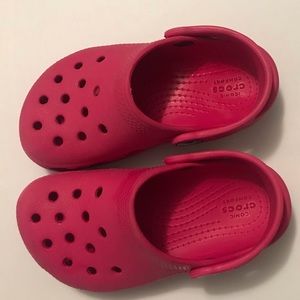 Toddler pink crocs 💕 🐊